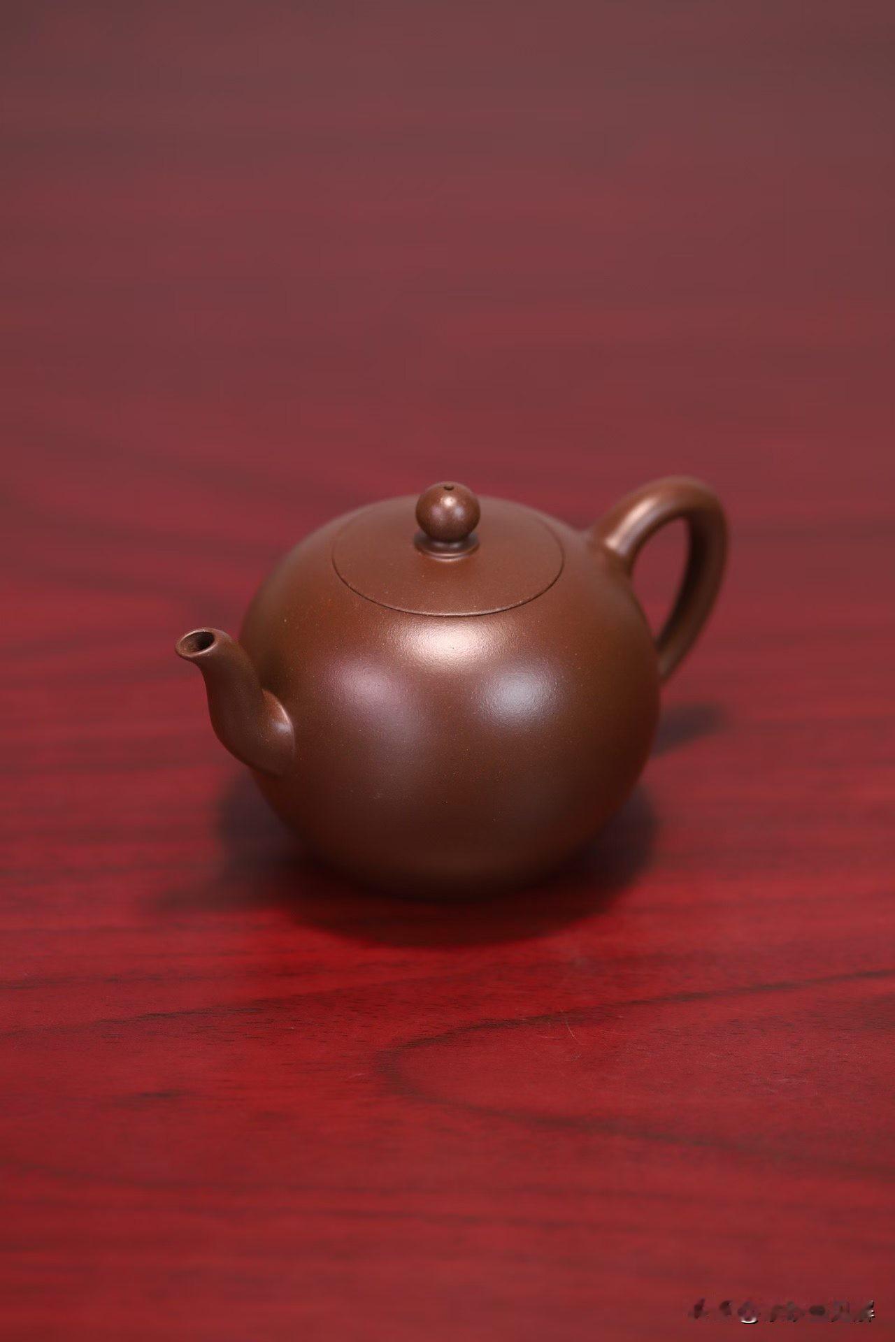 紫砂泥料真相：一场老手与新手的对话周末，老周在茶室泡茶，新手小陈拎着两把壶过来