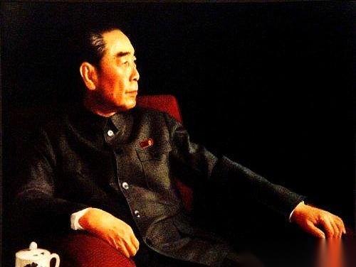 审讯室的门开了。一个国民党团长走进来，要审他。结果，那人定睛一看，愣住了，随即