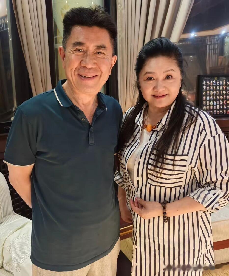当年跟唐国强一样帅气的阳光帅哥，郭凯敏也变老了，68岁满脸都是褶皱，但气质比普通