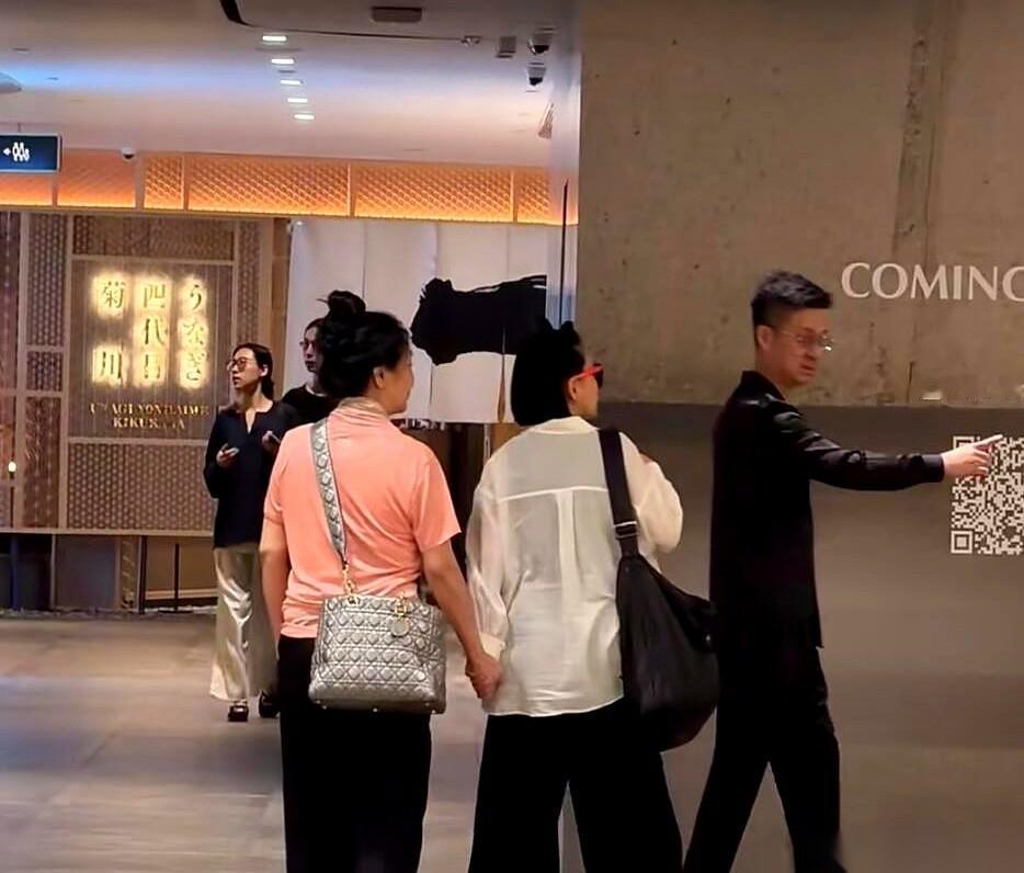 许雅钧带着小S和S妈去了香港，手里还拎着丈母娘的软底鞋。老太太原本灰白的头发悄