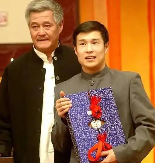 小沈阳一年赚2.6亿却要上交四成？离开赵家班后的高开低走2009年，小沈阳火