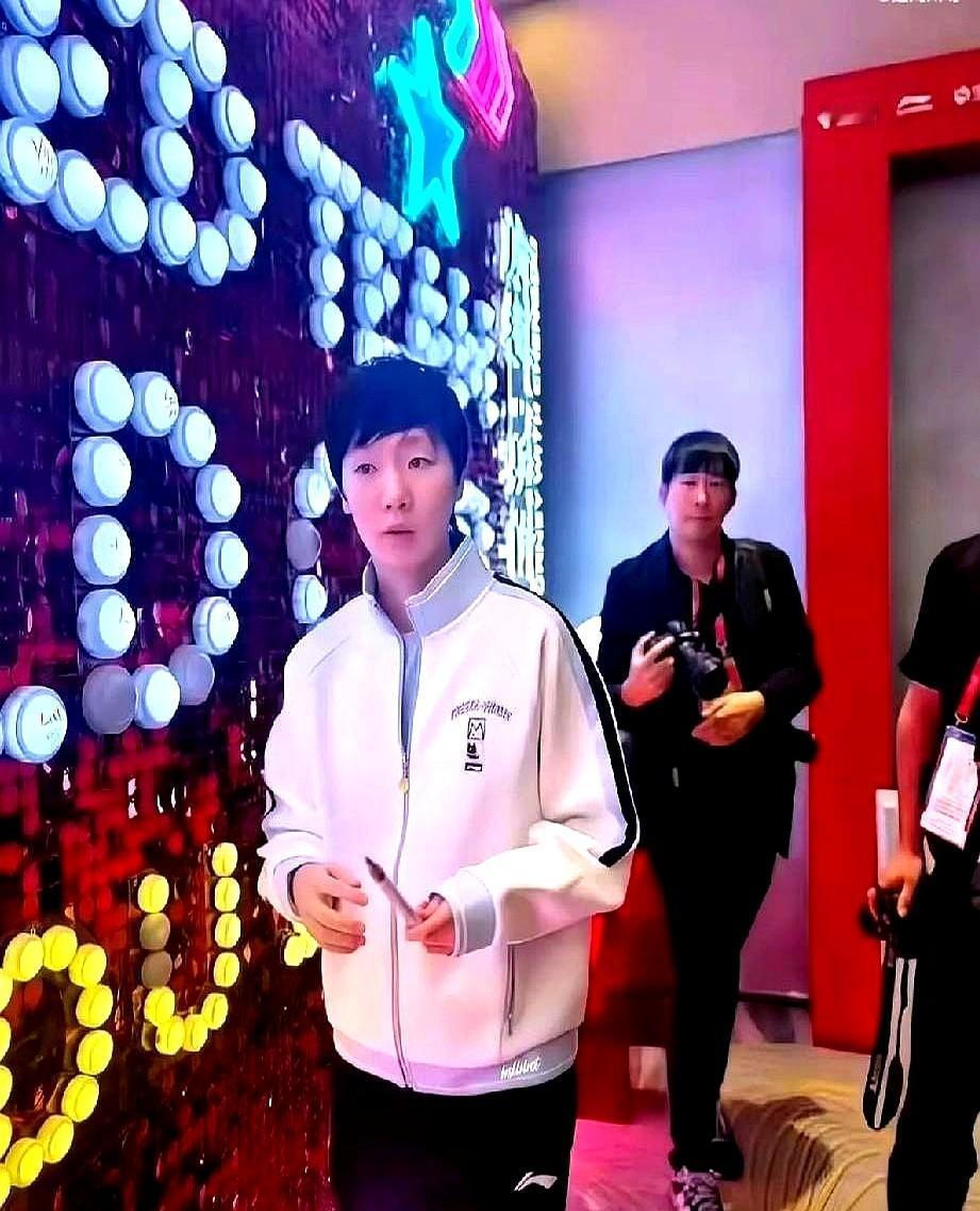 王曼昱成都混团晚宴的白上衣造型超亮眼！赛后晚宴上，在一众盛装队友中，王曼昱的