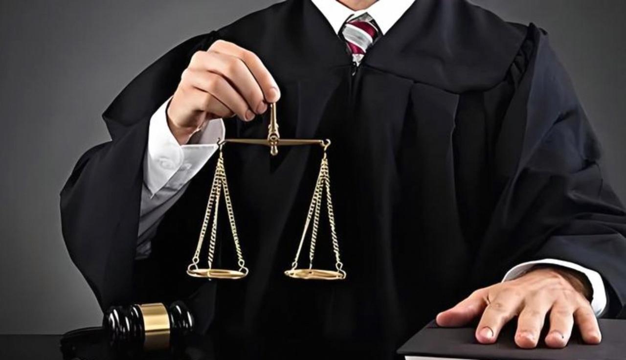 认识一位老法官，干了几十年审判工作，早就把法律职业资格证拿到手，退休前心里盘算好