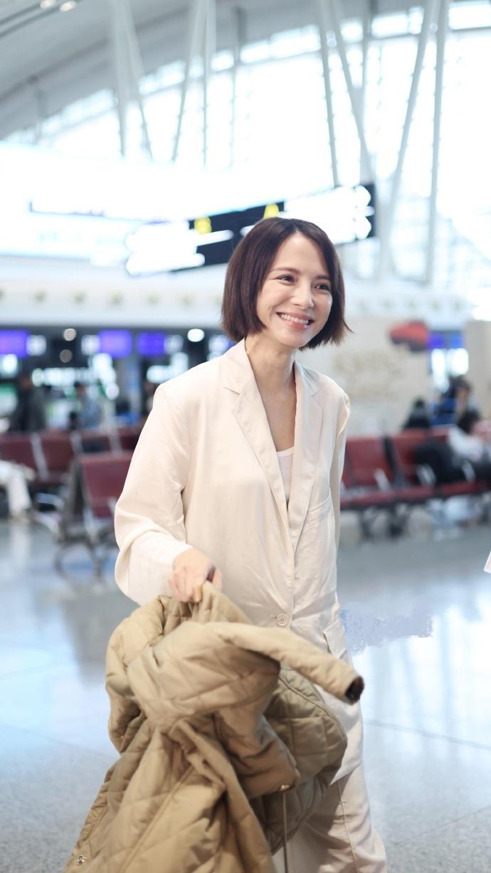 最近李心洁现身机场，她这次搭配了一身白色的套装，看上去特别的显年轻。李心洁里
