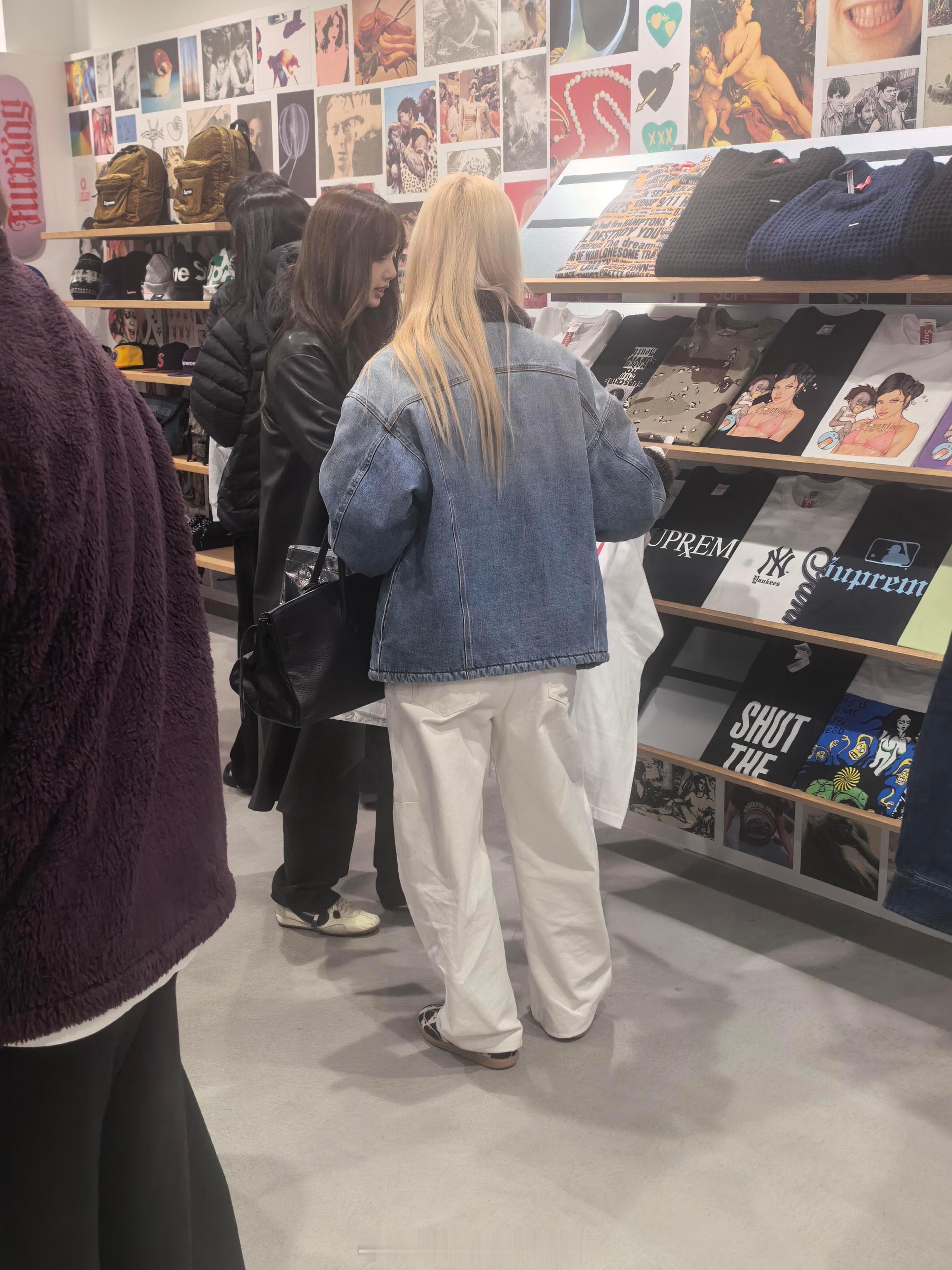 绝美侧颜这一块东京街头偶遇lisa购物网友日本偶遇lisa购物