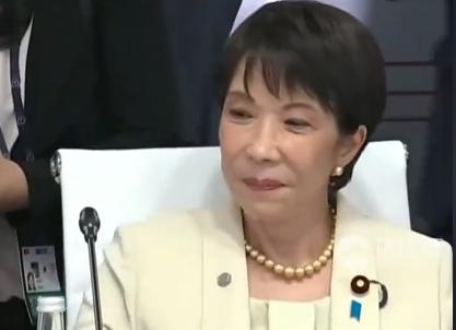 高市G7峰会上再次玩起了“椅子”，网友笑称她前世应该是“妇女主任！”2026