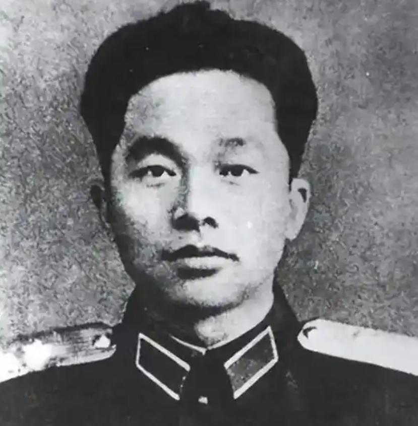 1955年，朱德总司令看见一个嫩得能掐出水的“娃娃脸”，肩上却扛着两颗金灿灿的将