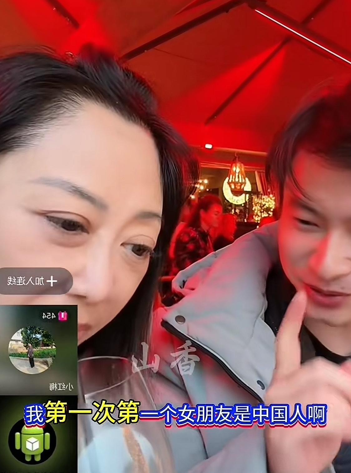 高洋称：他的初恋女友是福建泉州的，那个时候他还在上高三，他们只是网恋。当时他和两