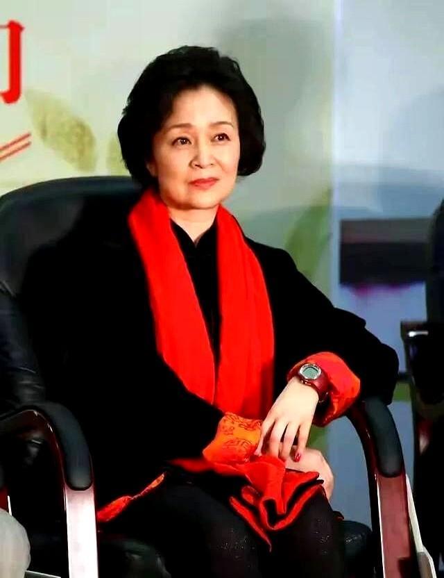 “她把护照放进随身包，像别人揣钥匙。”镜头倒回：国内剧组收工，她直飞洛杉矶，落