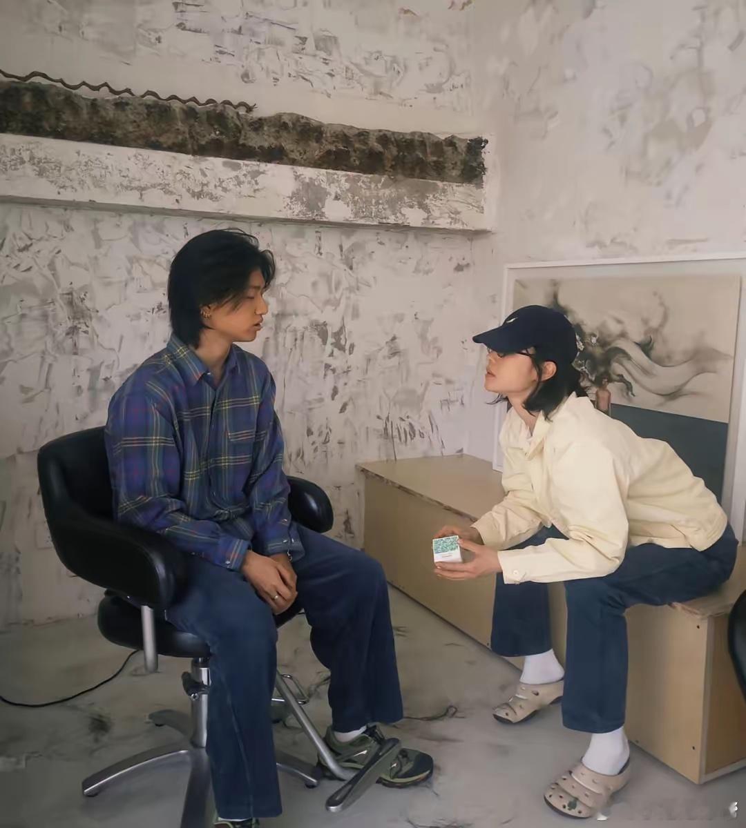 白百何带18岁儿子元宝现身一家造型工作室剪头发。元宝的打扮像日系少年，小麦色皮肤