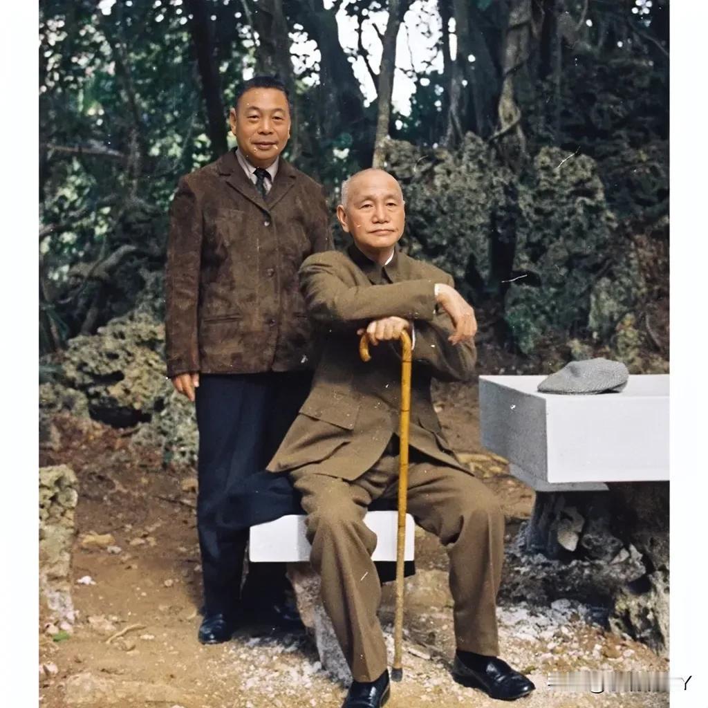 晚年的蒋介石与儿子蒋经国在台湾的合影老照片