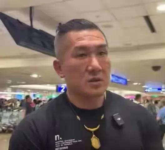 我觉得不能为难馆长，要馆长就统一问题表态，这显然是有意在刁难馆长。因为统一是