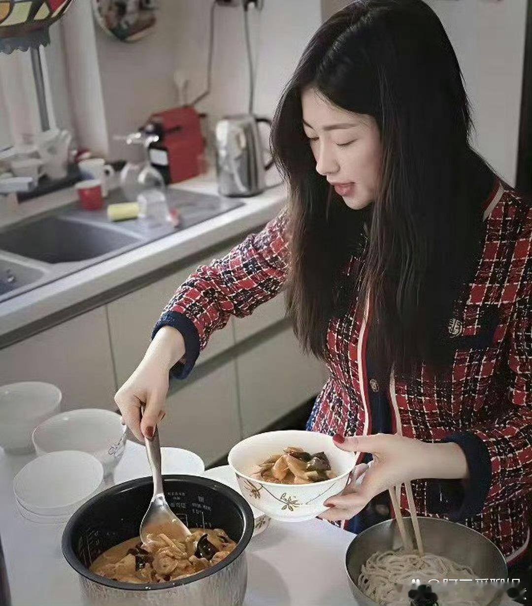 朱珠陪老公回天津婆家，在厨房分菜太真实，好温柔贤惠，难怪老公和婆婆能把她宠上天。