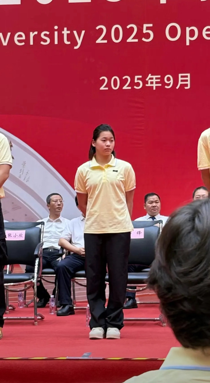 全红婵会适应大学生活吗？在暨南大学开学典礼上，全红婵没有了赛场上的洒脱，倒背双