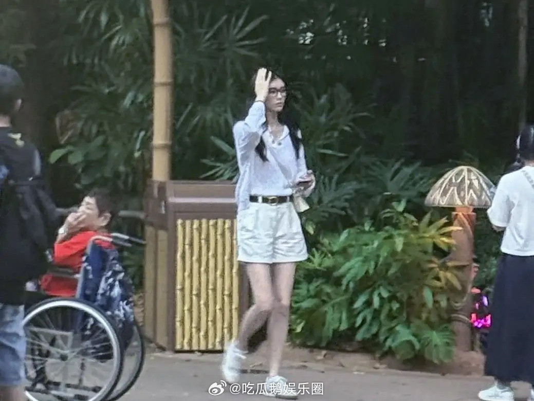 奚梦瑶带娃到香港迪士尼去玩，她又高又瘦，皮肤也白，超级亮眼！不得不说，有钱人养娃