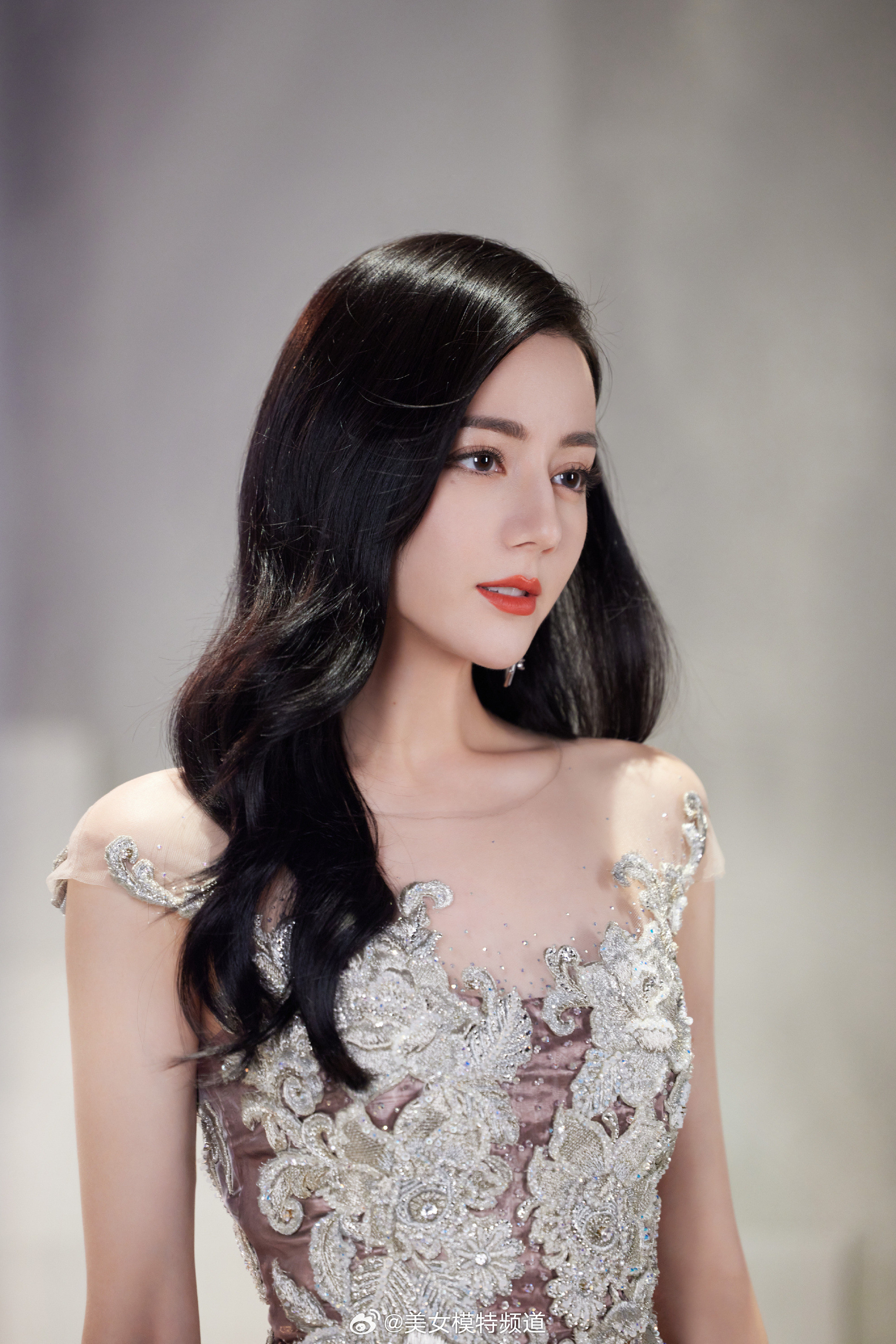 迪丽热巴全新写真大片百变穿搭