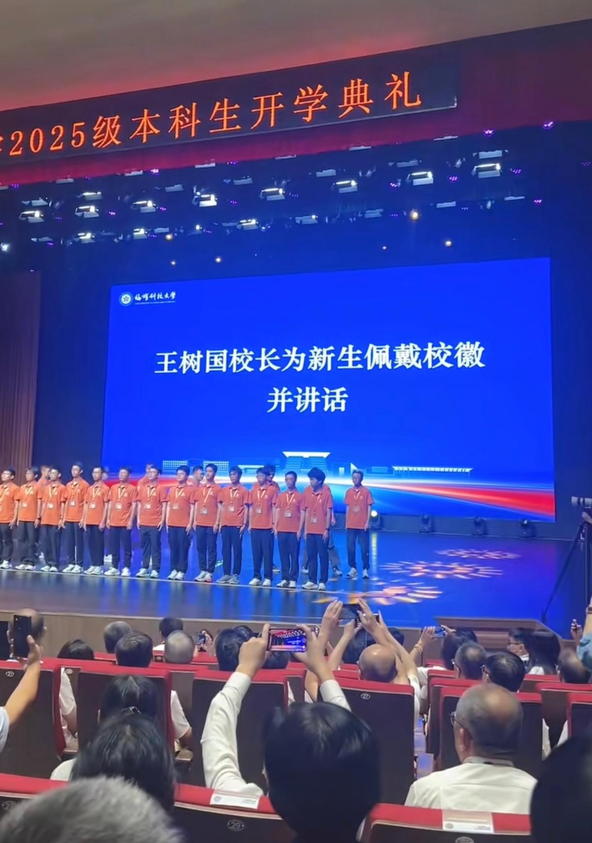 看来大学培养学生的方式要被福耀科技这所民办大学颠覆了。大学生来学校上课竟然学校没