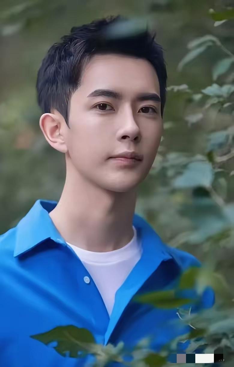 见过不少人被生活磨得没了劲儿,可他偏不——明明自己走过来的路满是坎坷,却还揣着初