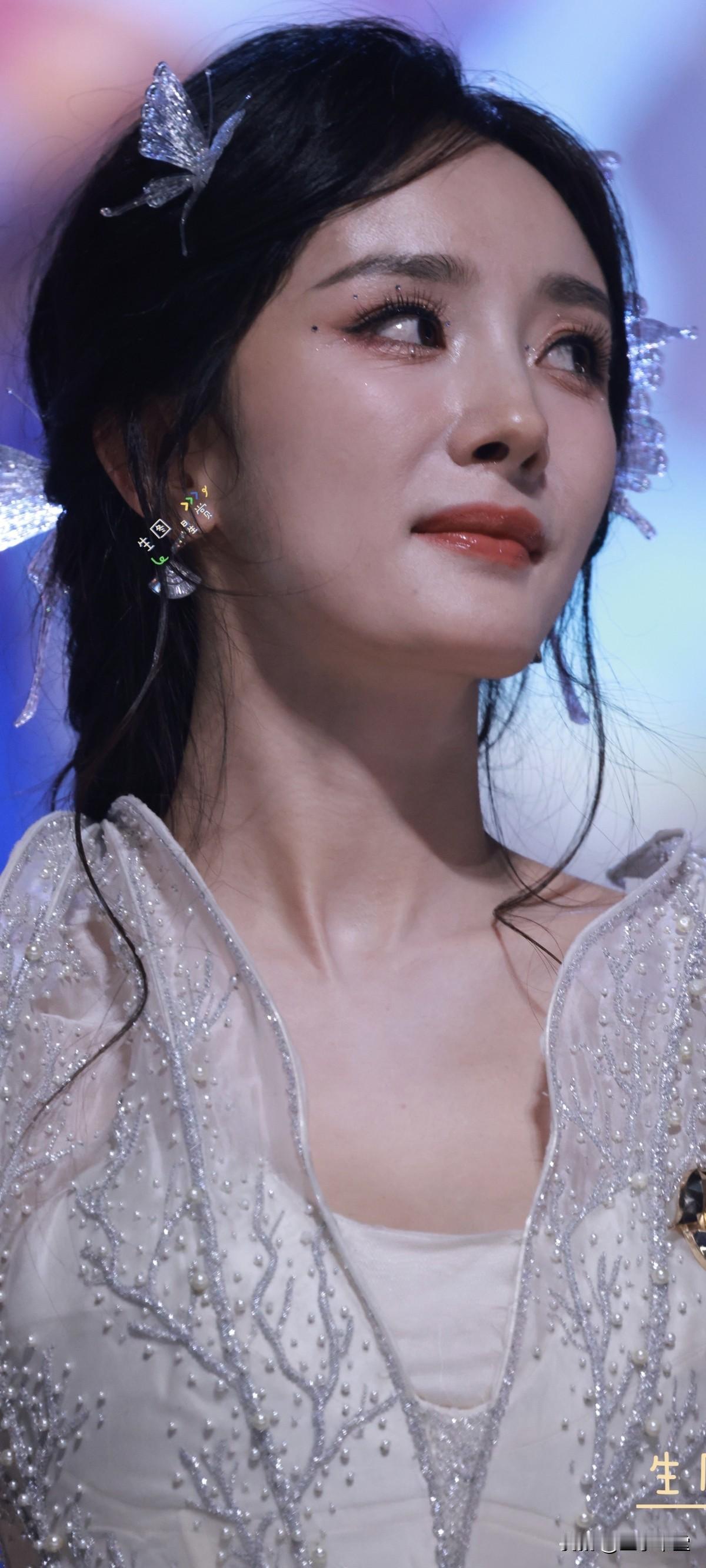 杨幂王者荣耀共创之夜生图杨幂真的是仙女下凡吧，杨幂的腿内娱无代餐！这身材，这状