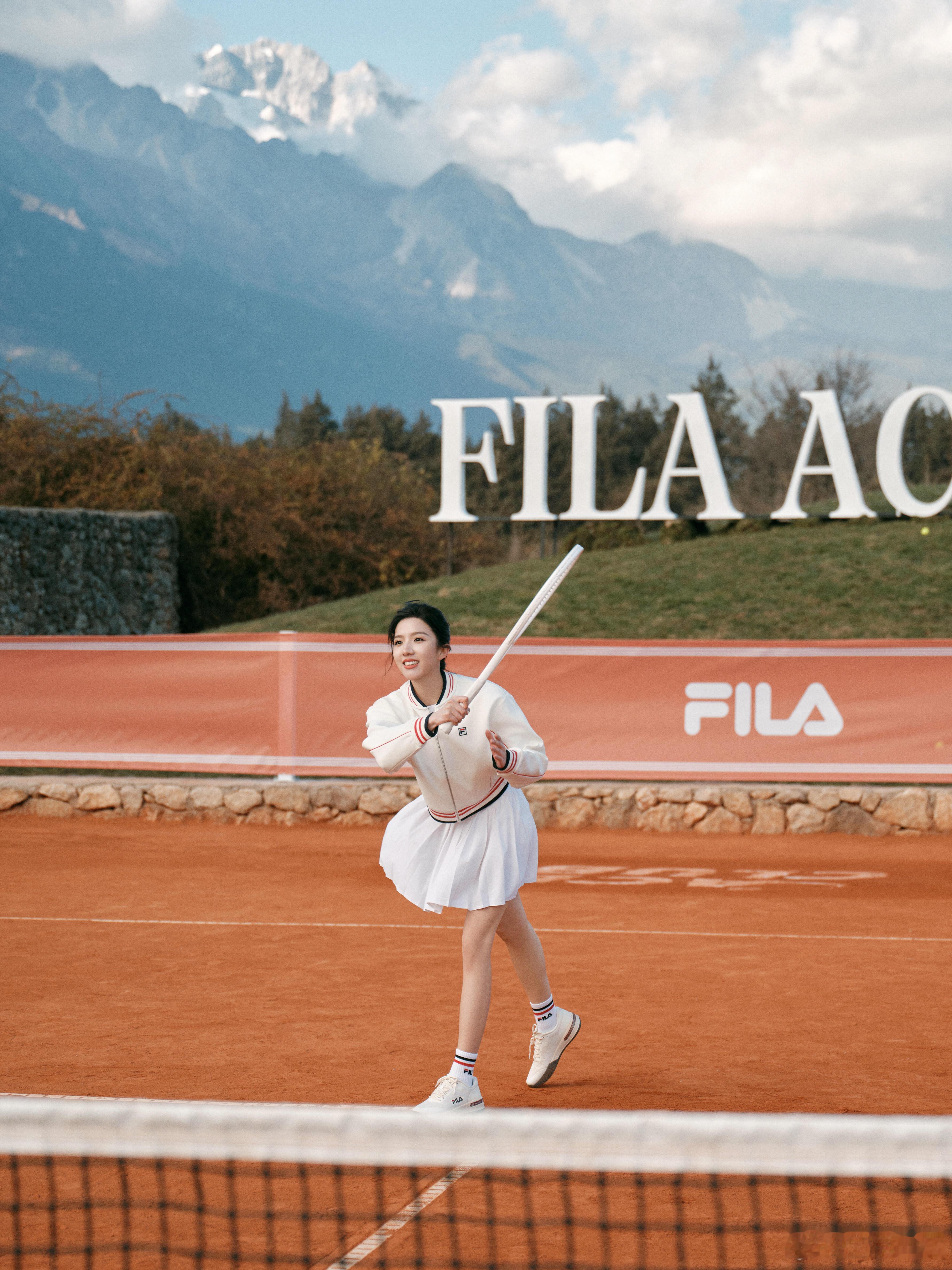 苏晓彤红土上打网球🎾