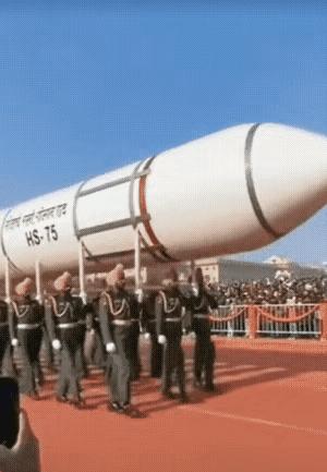 三哥总是能制造笑点，直接举着火箭模型就上路了，结果这该死的模型没有粘牢开胶了