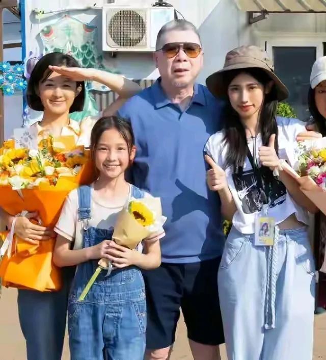 冯小刚短发有点灰白，他女儿黑发披肩。时间就是这样，它让孩子慢慢长大，又让父母慢慢