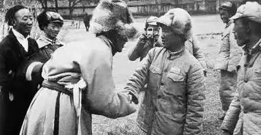 1951年，阿里驻军断粮，连马都杀了吃。眼看全军都要饿死，一个小战士干了一件事，