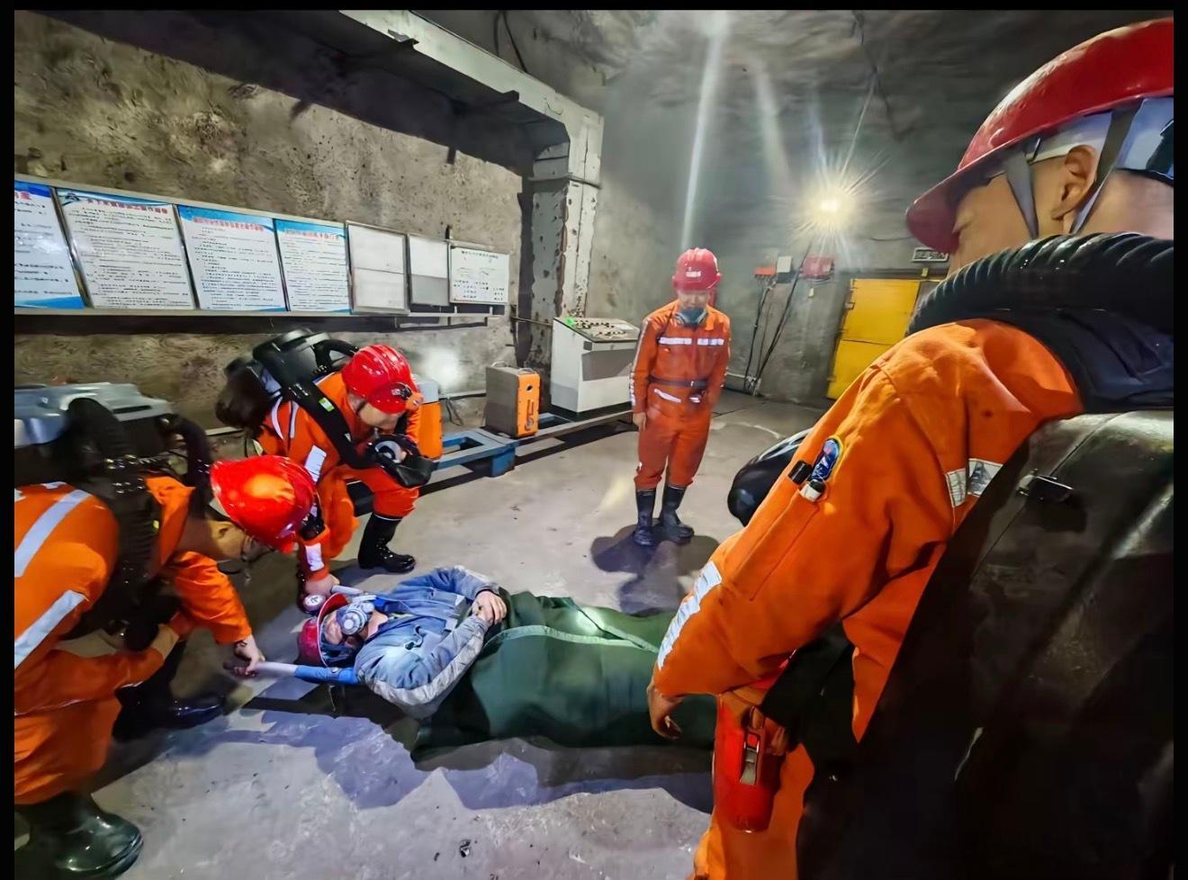 估计还有人会继续死亡煤矿死亡超过6人就已经是重大事故，这一下90人……已经不能用