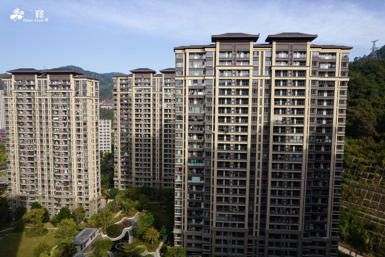 贵安买房半年亏损9万我现在这套房子去年底一平方5000买的，到了现如今开发商降