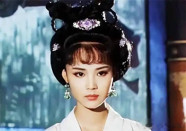 历史上官婉儿到底有多好色？她一生两嫁父子，成了唐朝第一丑闻女主。上官婉儿出生时