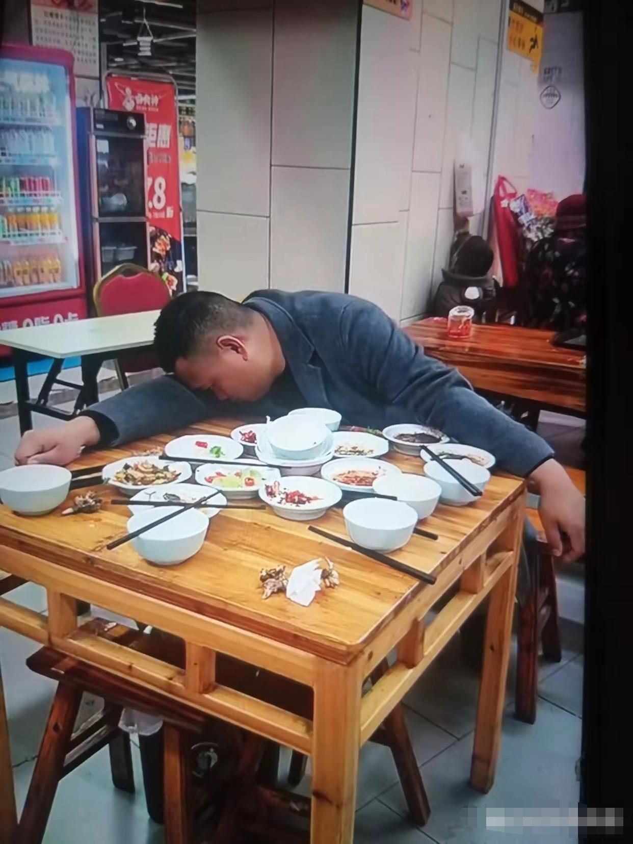 痛心！饭店吃完饭刚说结账，男子突然趴桌离世，医生：心梗错过黄金时间太突然了
