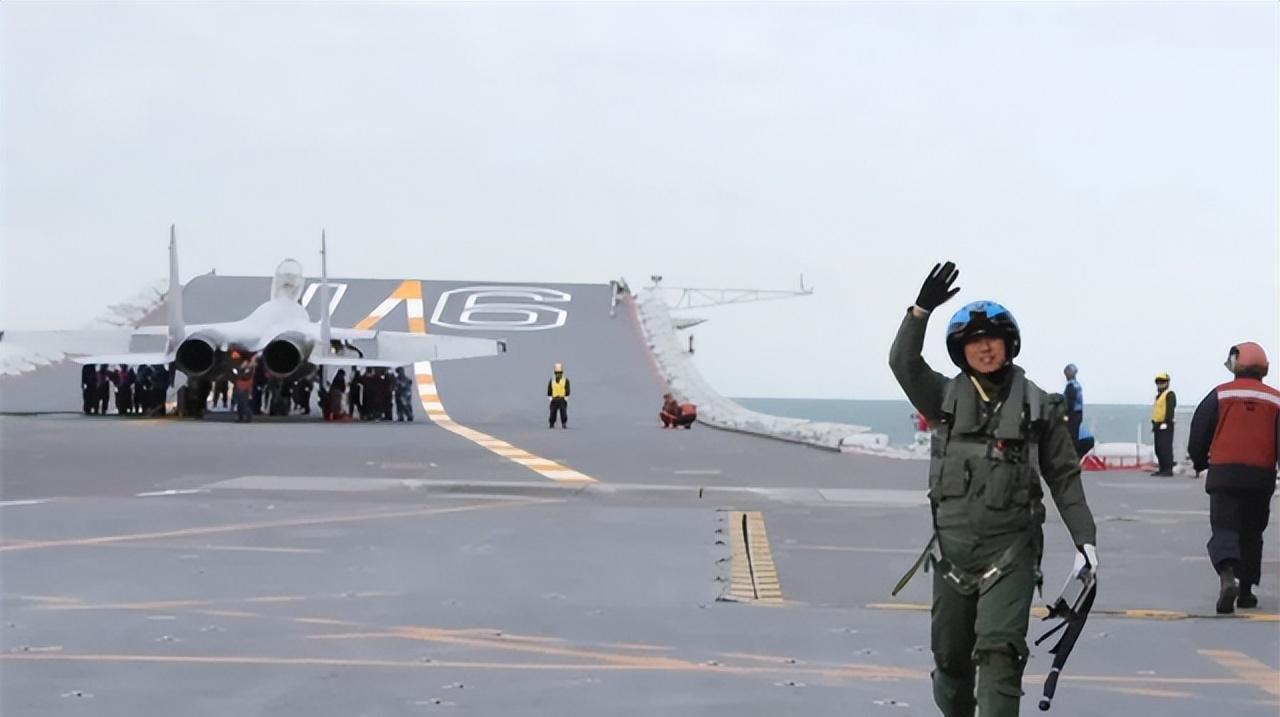 2012年，西方海军嘲讽说：“中国人不敢冒险，飞行动作太温柔，要训练出专业舰载机