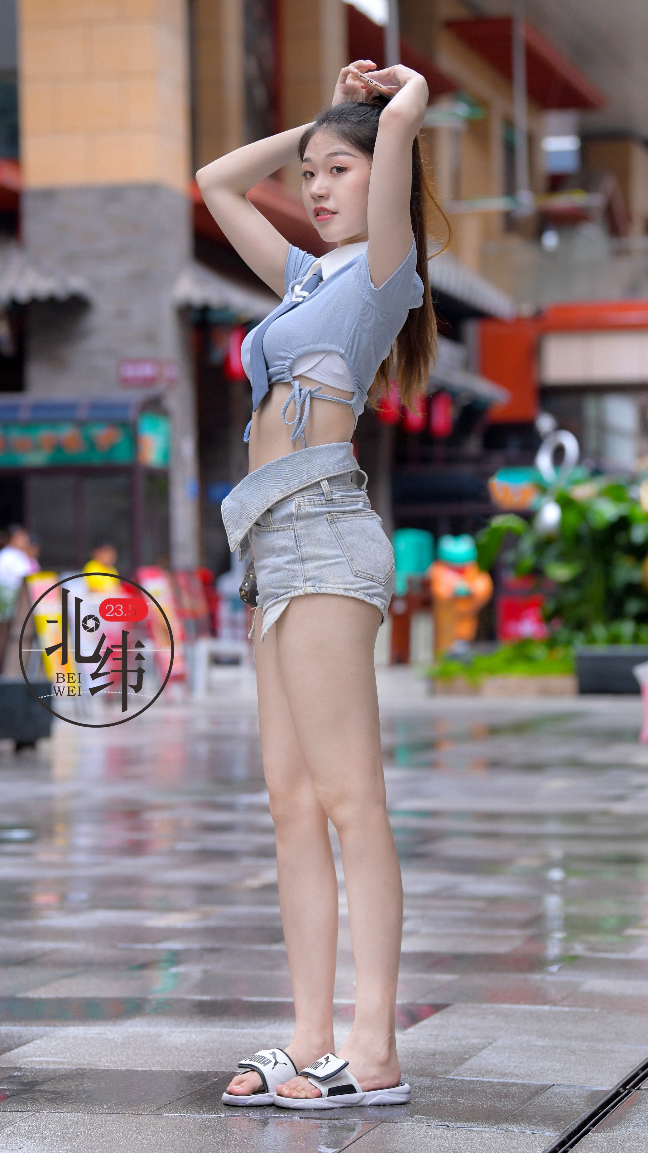 雨天里的美丽，就像这雨伞下的你，温暖而坚韧。愿你我都能在风雨中找到属于自己的光芒