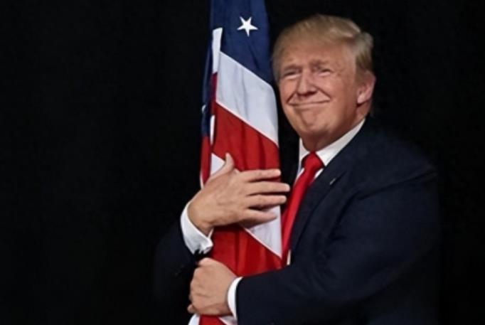 特朗普似乎学精明了。特朗普深知凭美国一己之力难以在关税上抗衡中国，于是想了个自
