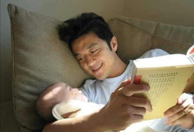 2006年，王菲在北京协和医院生下女儿李嫣。在此期间，香港狗仔100多号人一直守
