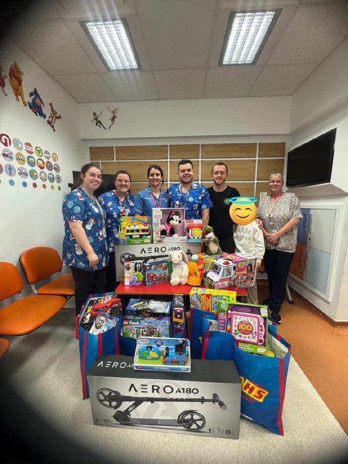 斯诺克：圣诞之际，马克·艾伦公益献爱心，他代表“马克艾伦基金会”探望了当地医院的