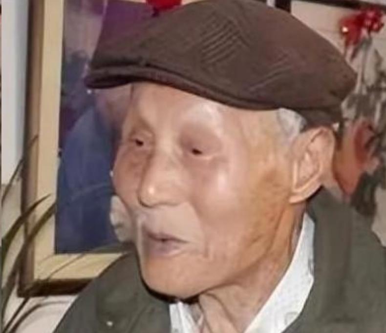 1983年，一位县领导来到村里检查，看到一位六十三岁的老头，竟然穿着一条飞行员的