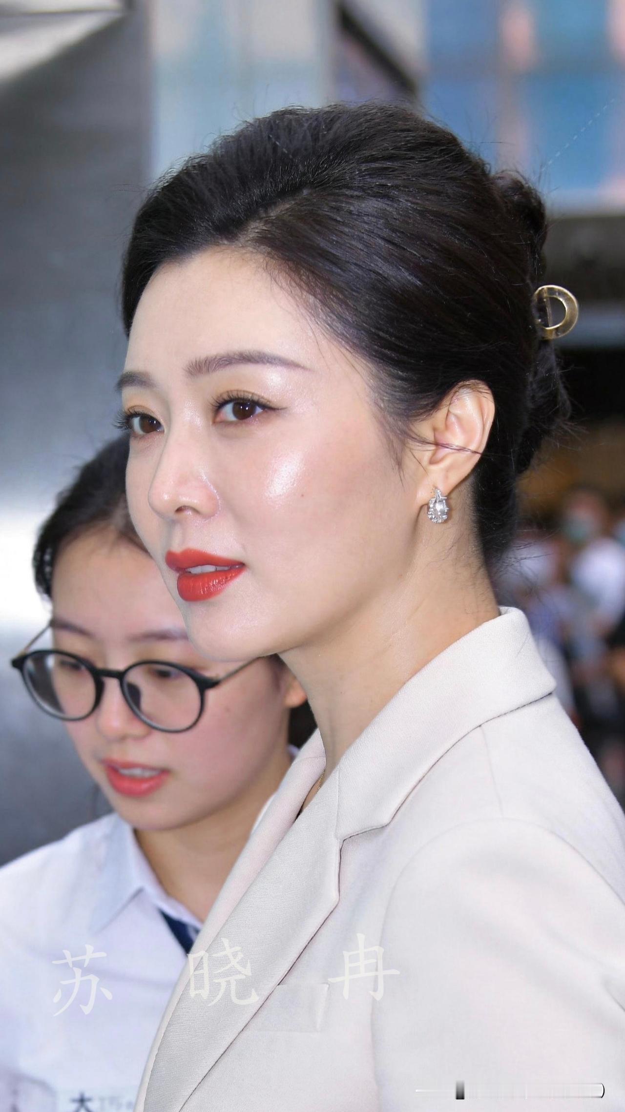 “青涩拘谨”和“端庄从容”相映成趣电梯口，苏家外婆伸手按下电梯按键，侧头看向