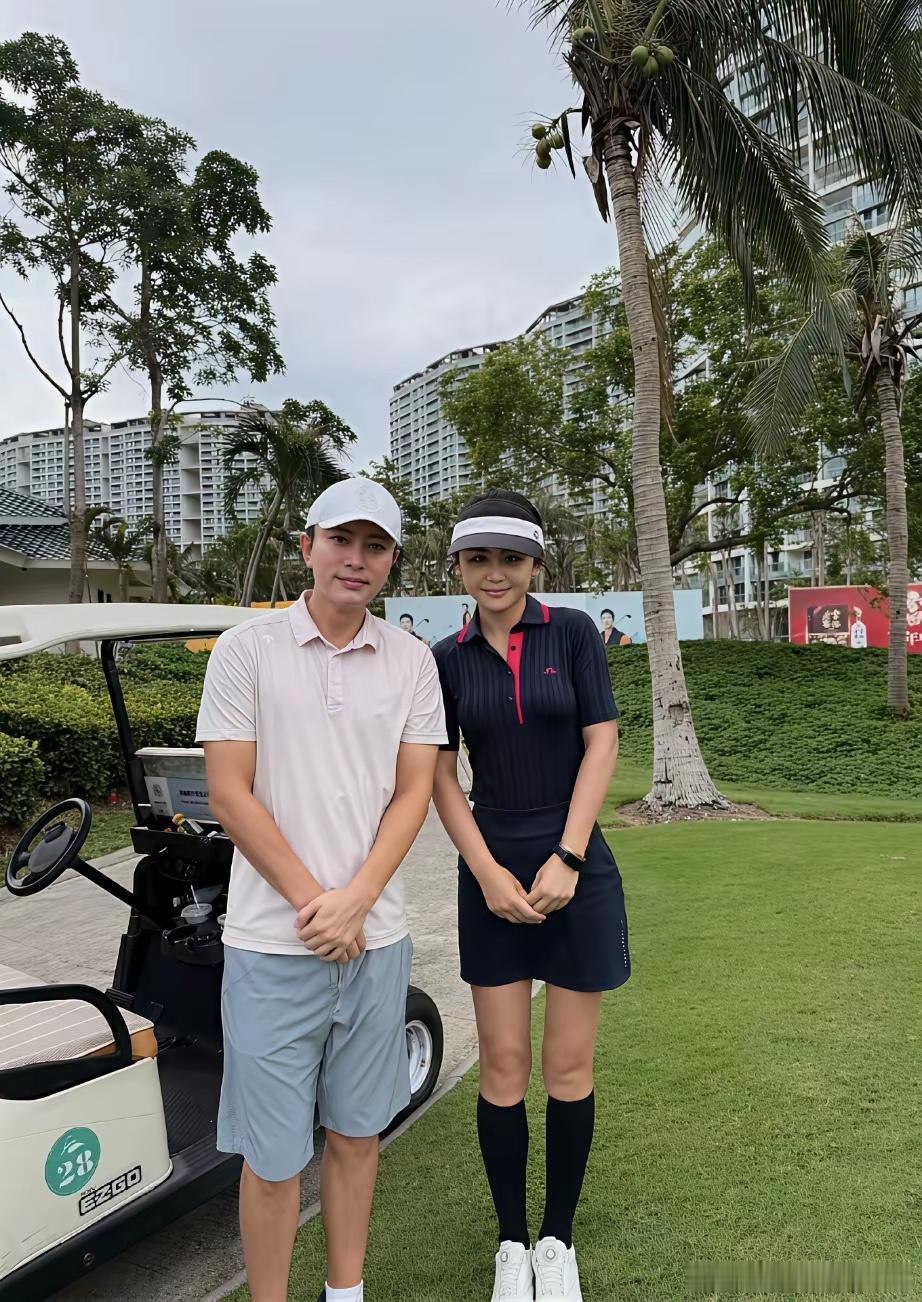 贾乃亮独自在三亚陪美女打高尔夫，一杆进洞玩得不亦乐乎，而李小璐则独自一人去拔牙，