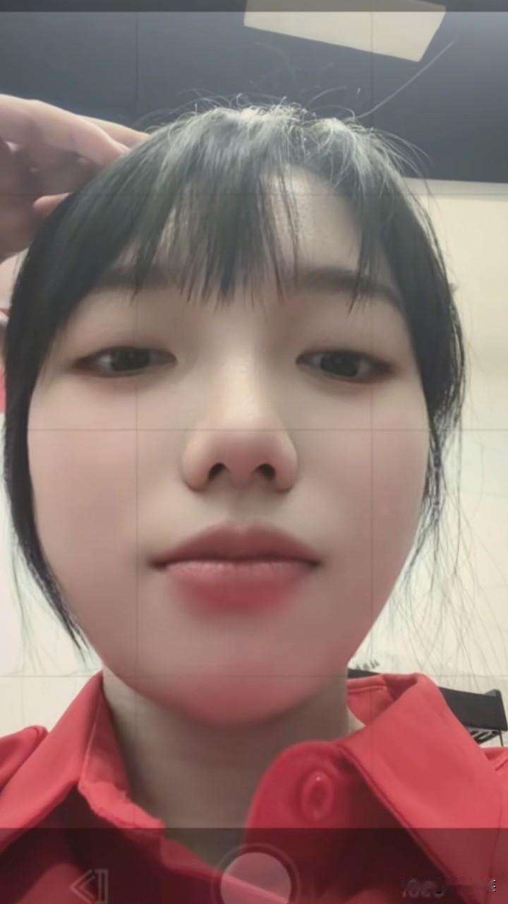 女子被同事拿水杯砸伤后续，陈女士称，不知道男同事姓名，也与交集，只因咨询退定金问