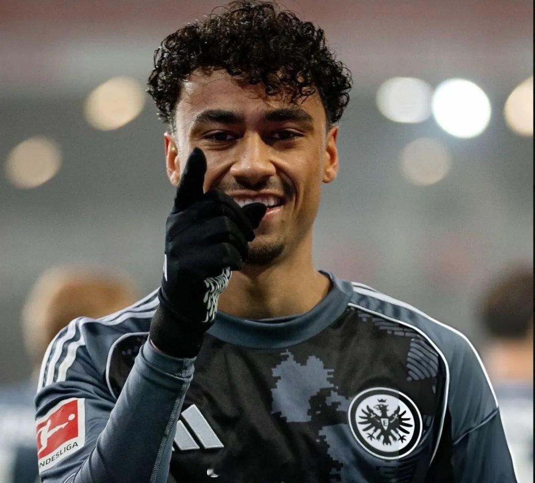 22岁的法兰克福左后卫纳撒尼尔-布朗在接受采访时回应了阿森纳的传闻。这名新星表示