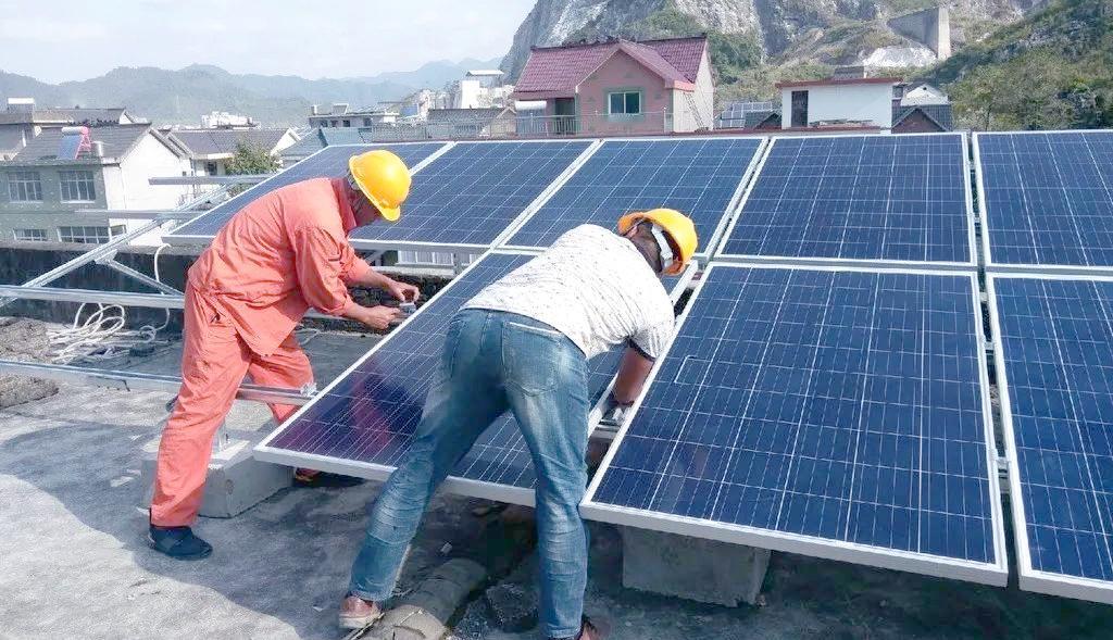 不能只看到初安装时发电量大，但通常在七、八年后，光伏发电效率会开始衰减，十年后更