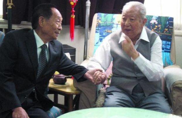 2006年，袁隆平到北京出差时，特意去看了身体欠佳的华国锋，当时华国锋不太愿见客