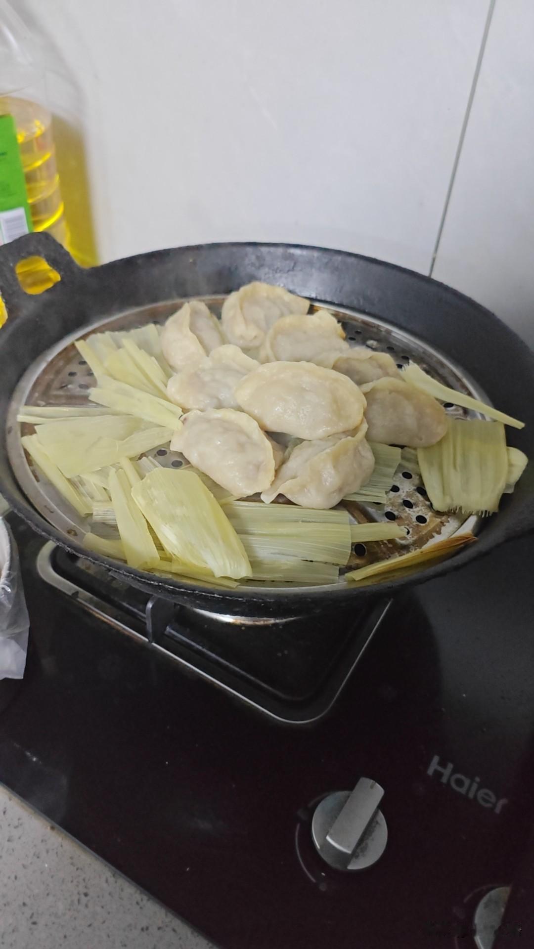 今天，我的老肠老肚儿又造反了！中午，我吃完饭老公才来，我给他蒸了一帘饺子，他吃