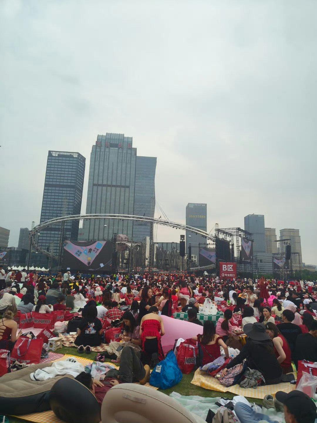 再一次对华晨宇人气有了实感华晨宇彩排也超有排面！粉丝早早聚集，合唱声此起彼伏，