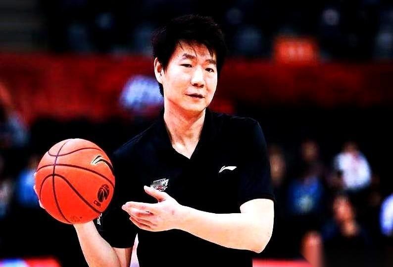 刚拿了年度最佳教练的邱彪，怎么一到山东队，突然就不会带队了？在新疆那会儿，他手