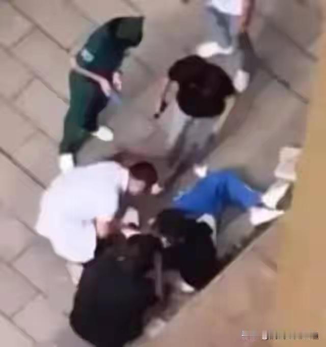 东兴中学伤人坠楼事件通报：少年持刀酿悲剧，背后隐忧更该警醒“东兴市委市政府