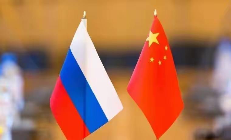 英国这次是真懵了！本想制裁俄罗斯，顺手再吓唬一下中国，结果直接被北京一句话怼回去