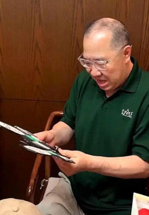 英达这下笑不出来了，不是他又离婚了，而是他办66岁寿宴，大儿子巴图没到场