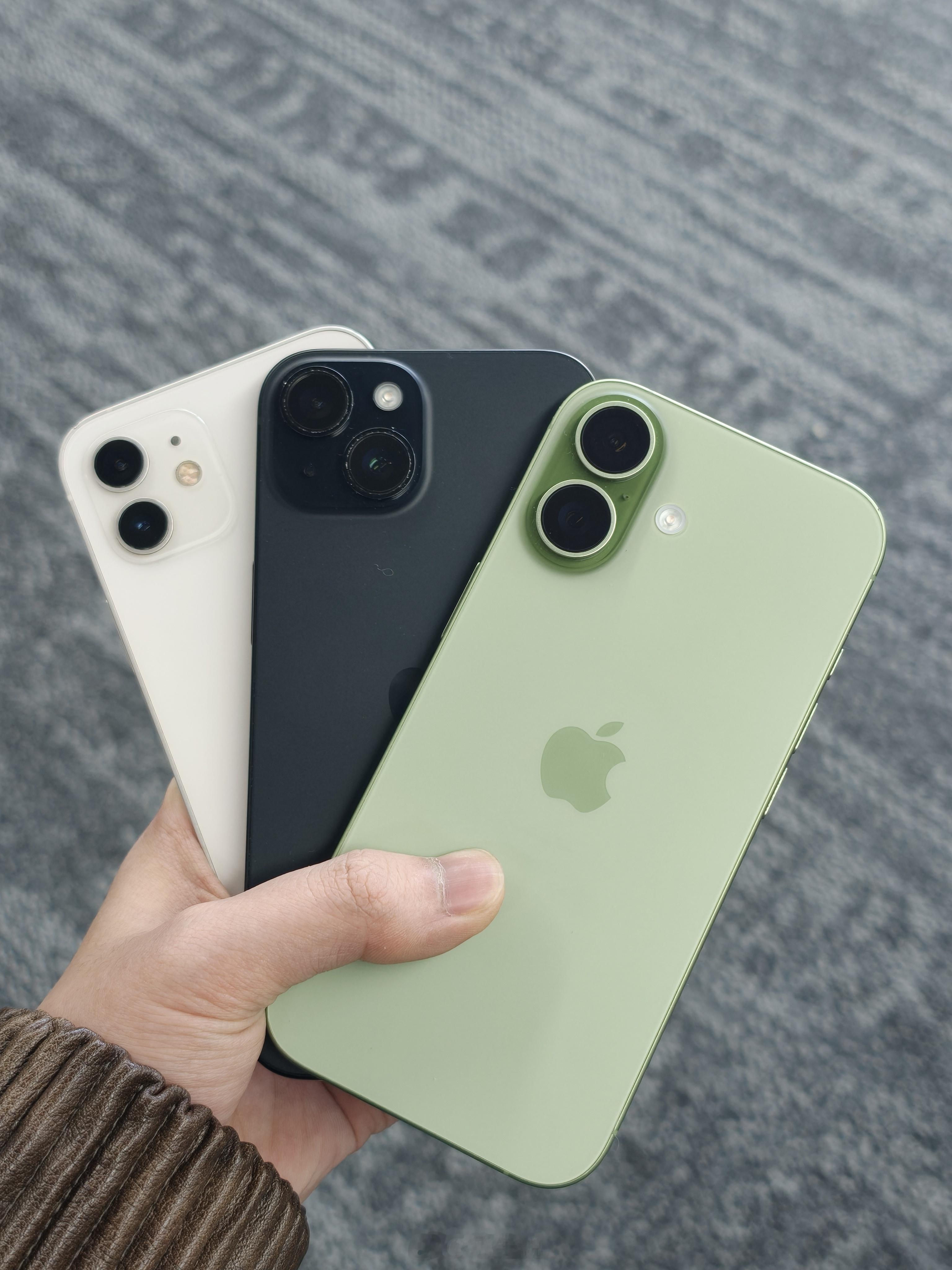 去年iPhonePro终于是舍得换外观了！不容易啊反观标准版，其实早就在偷偷改